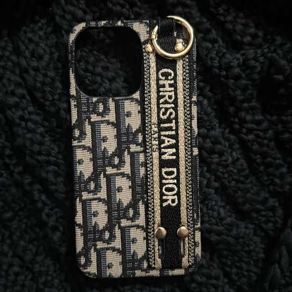 Adorable stylish iPhone 15 pro max case w/handle kickstand - Picture 2 of 7